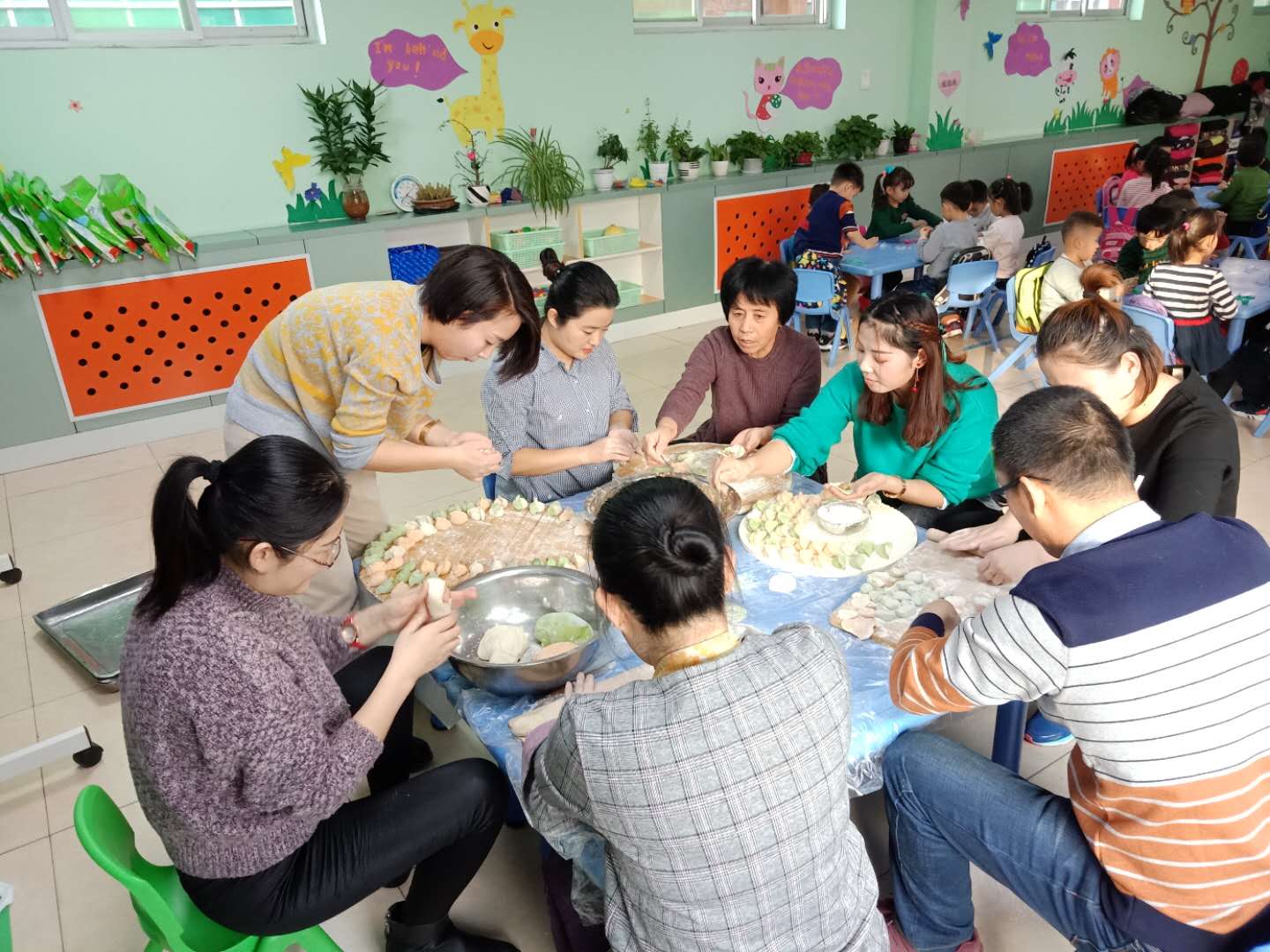 團(tuán)團(tuán)圓圓包餃子 香香美美吃餃子 熱熱鬧鬧過冬至