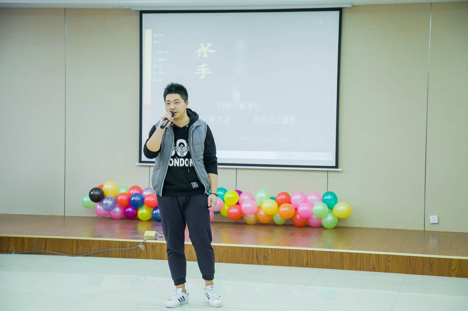 “青春飛揚，溫暖前行”我校成功舉辦2018年元旦聯(lián)歡會