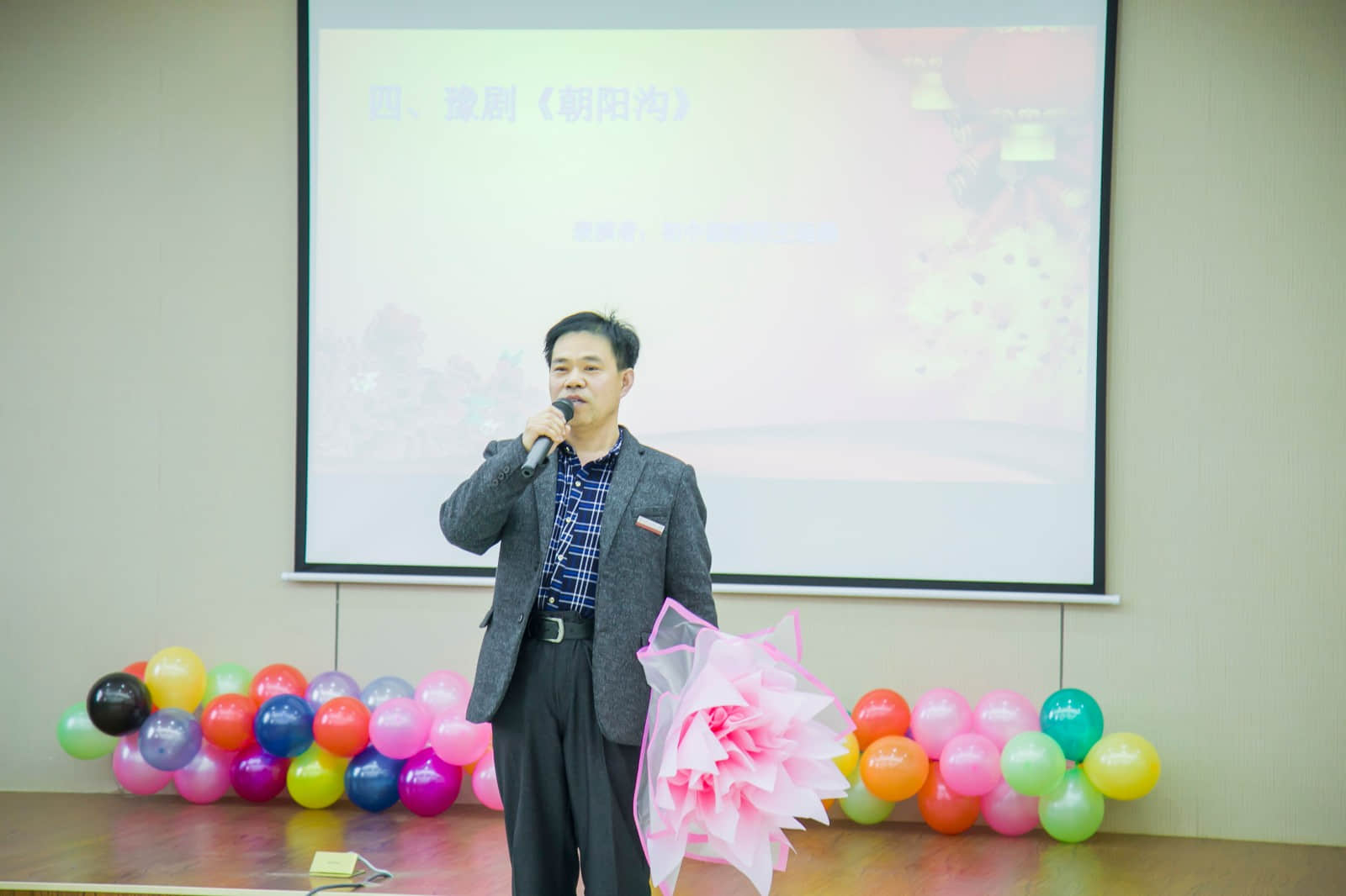 “青春飛揚，溫暖前行”我校成功舉辦2018年元旦聯(lián)歡會