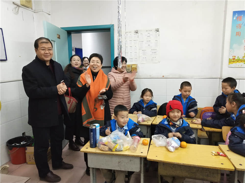 學校領導到小學部看望學生并送來新年祝福