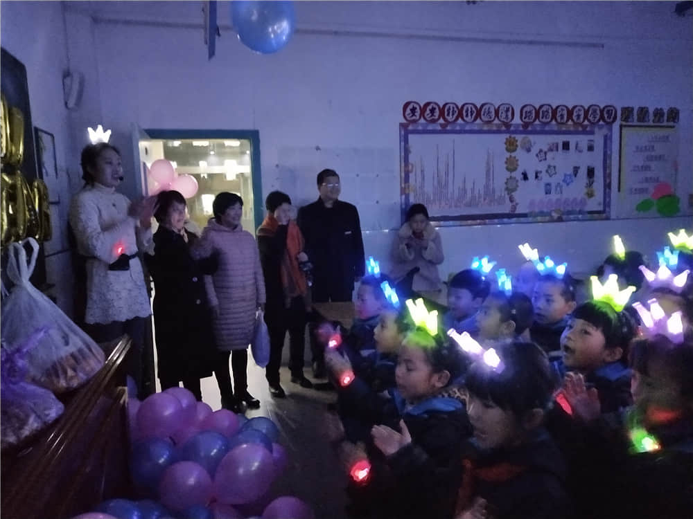 學校領導到小學部看望學生并送來新年祝福