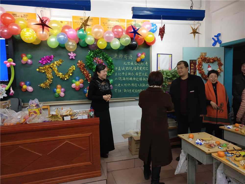 學校領導到小學部看望學生并送來新年祝福