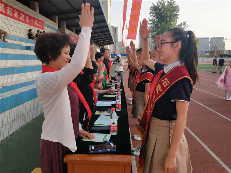 學生代表為學校領導佩戴紅領巾