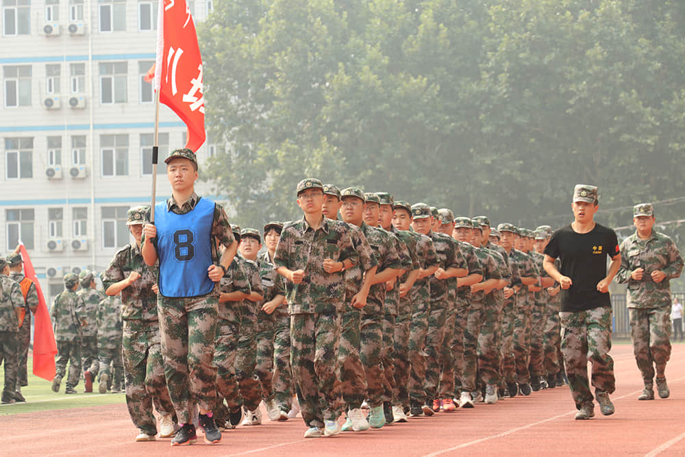 揮灑激情 百煉成鋼  2021-2022學(xué)年度第一學(xué)期國(guó)防教育軍事化訓(xùn)練結(jié)業(yè)儀式