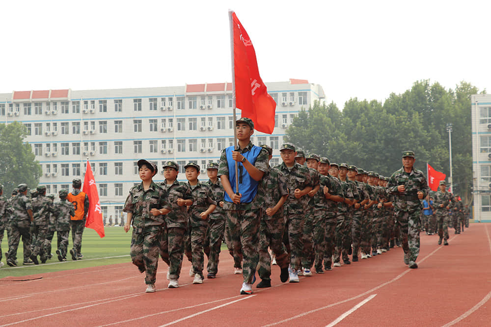 揮灑激情 百煉成鋼  2021-2022學(xué)年度第一學(xué)期國(guó)防教育軍事化訓(xùn)練結(jié)業(yè)儀式
