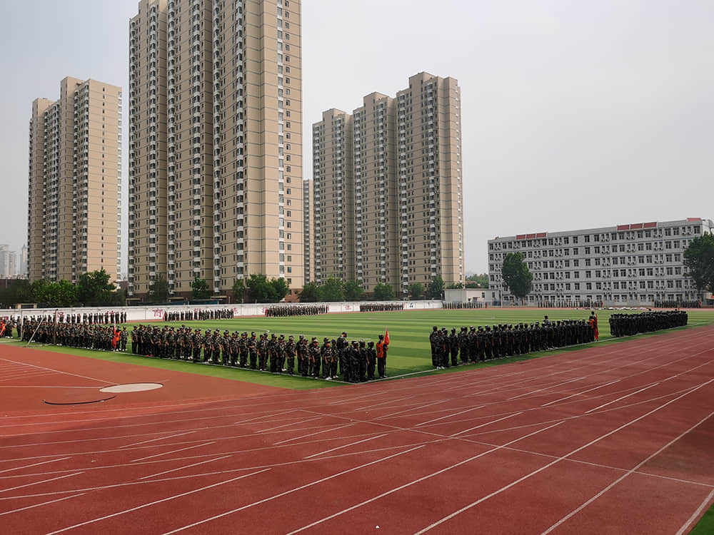 揮灑激情 百煉成鋼  2021-2022學(xué)年度第一學(xué)期國(guó)防教育軍事化訓(xùn)練結(jié)業(yè)儀式