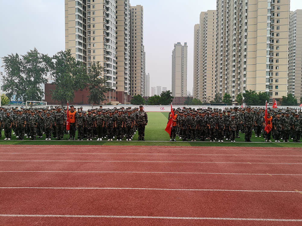 揮灑激情 百煉成鋼  2021-2022學(xué)年度第一學(xué)期國(guó)防教育軍事化訓(xùn)練結(jié)業(yè)儀式
