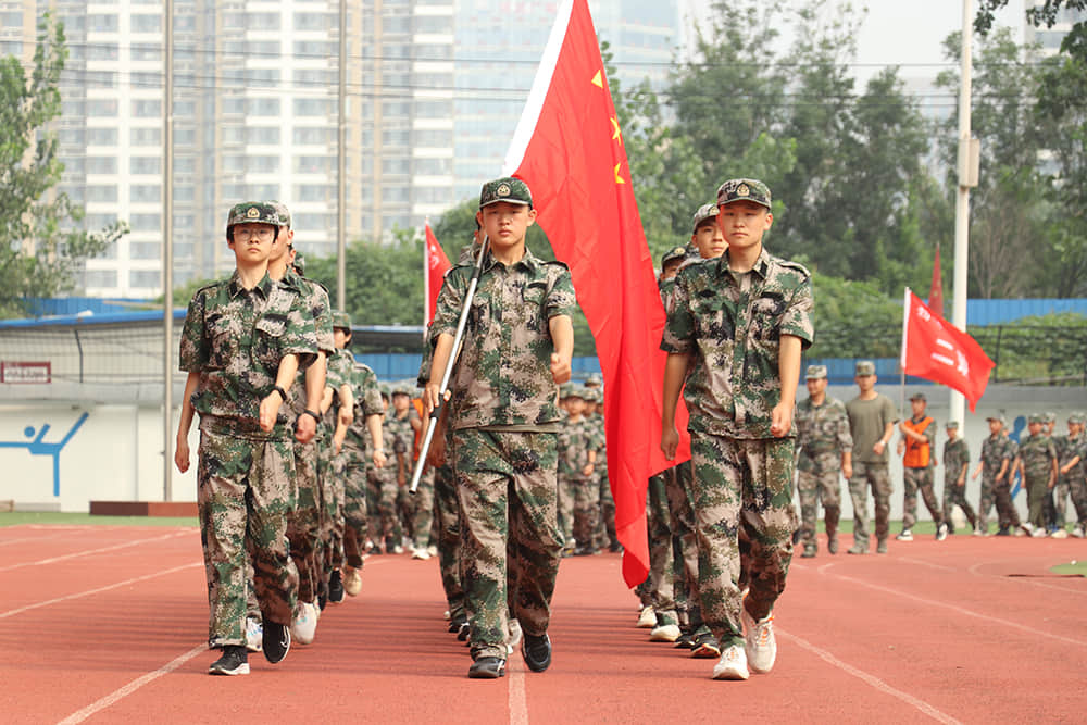 揮灑激情 百煉成鋼  2021-2022學(xué)年度第一學(xué)期國(guó)防教育軍事化訓(xùn)練結(jié)業(yè)儀式