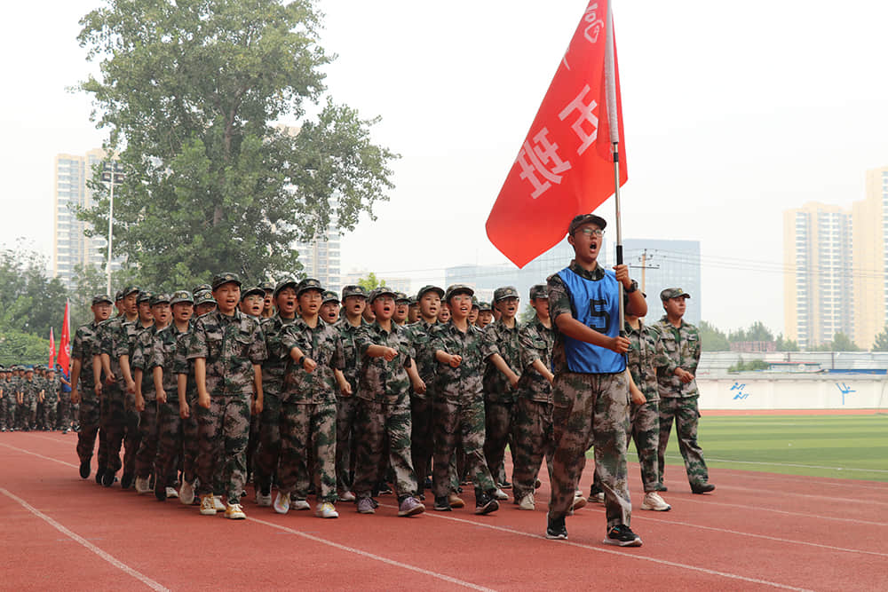 揮灑激情 百煉成鋼  2021-2022學(xué)年度第一學(xué)期國(guó)防教育軍事化訓(xùn)練結(jié)業(yè)儀式