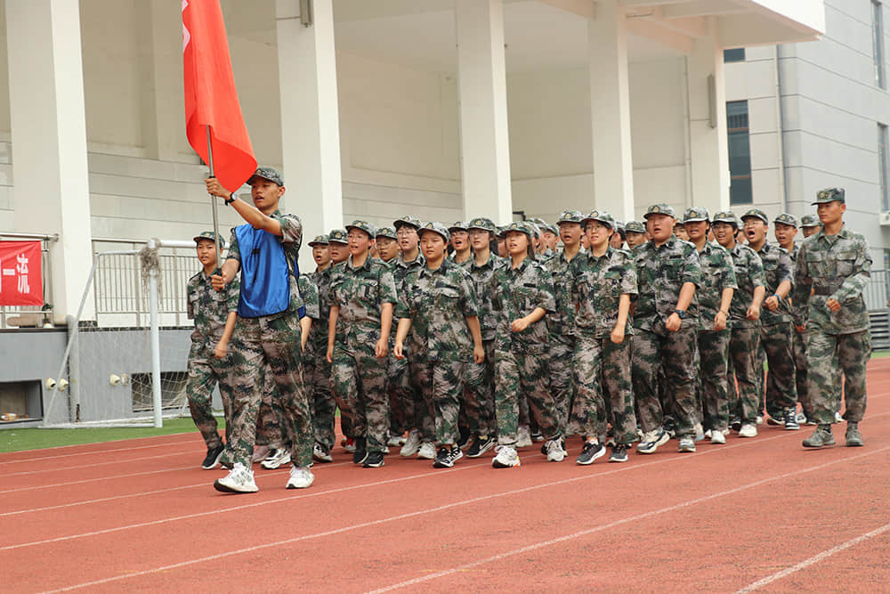 揮灑激情 百煉成鋼  2021-2022學(xué)年度第一學(xué)期國(guó)防教育軍事化訓(xùn)練結(jié)業(yè)儀式