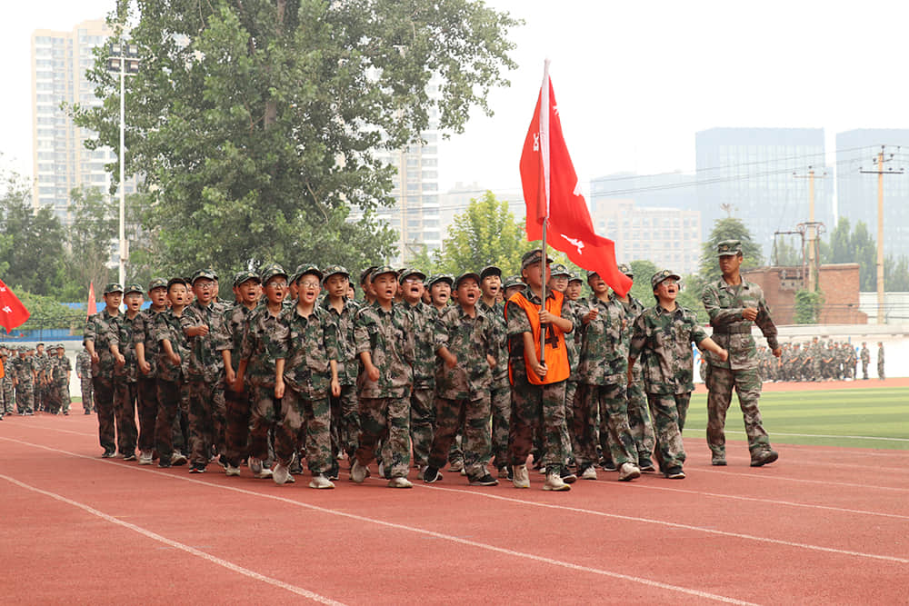 揮灑激情 百煉成鋼  2021-2022學(xué)年度第一學(xué)期國(guó)防教育軍事化訓(xùn)練結(jié)業(yè)儀式