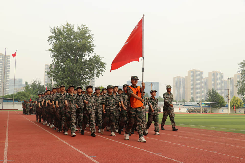 揮灑激情 百煉成鋼  2021-2022學(xué)年度第一學(xué)期國(guó)防教育軍事化訓(xùn)練結(jié)業(yè)儀式