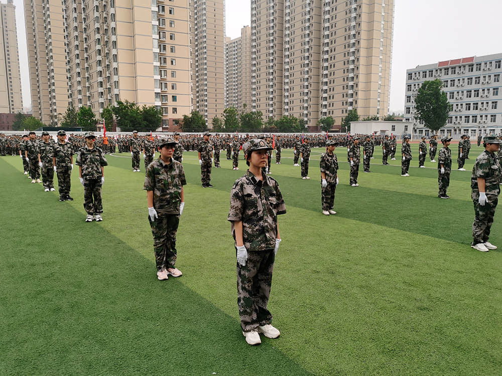 揮灑激情 百煉成鋼  2021-2022學(xué)年度第一學(xué)期國(guó)防教育軍事化訓(xùn)練結(jié)業(yè)儀式