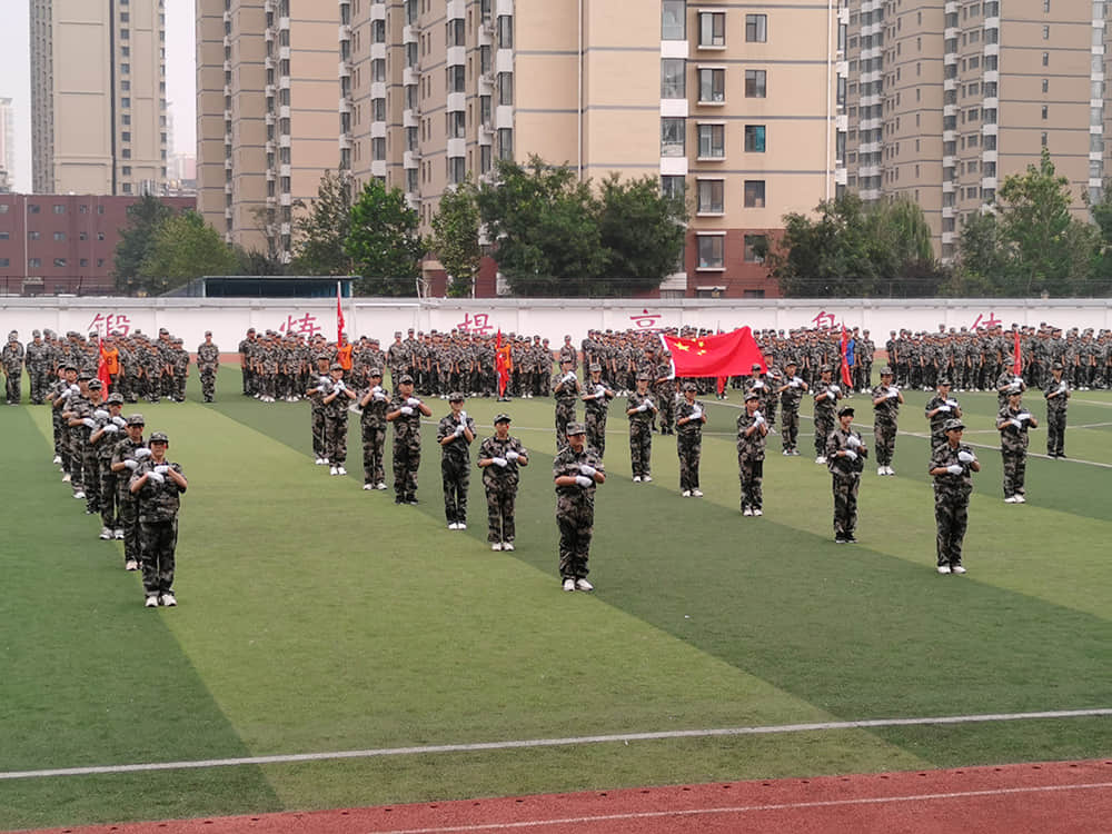 揮灑激情 百煉成鋼  2021-2022學(xué)年度第一學(xué)期國(guó)防教育軍事化訓(xùn)練結(jié)業(yè)儀式