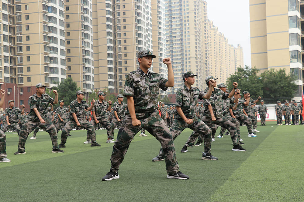 揮灑激情 百煉成鋼  2021-2022學(xué)年度第一學(xué)期國(guó)防教育軍事化訓(xùn)練結(jié)業(yè)儀式