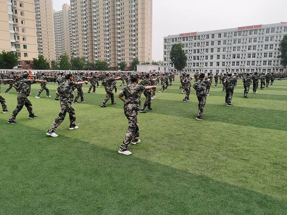 揮灑激情 百煉成鋼  2021-2022學(xué)年度第一學(xué)期國(guó)防教育軍事化訓(xùn)練結(jié)業(yè)儀式