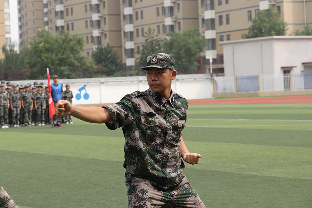 揮灑激情 百煉成鋼  2021-2022學(xué)年度第一學(xué)期國(guó)防教育軍事化訓(xùn)練結(jié)業(yè)儀式
