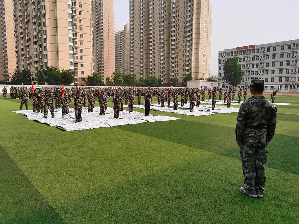揮灑激情 百煉成鋼  2021-2022學(xué)年度第一學(xué)期國(guó)防教育軍事化訓(xùn)練結(jié)業(yè)儀式