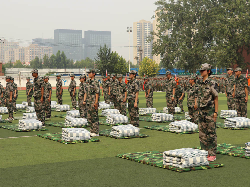 揮灑激情 百煉成鋼  2021-2022學(xué)年度第一學(xué)期國(guó)防教育軍事化訓(xùn)練結(jié)業(yè)儀式