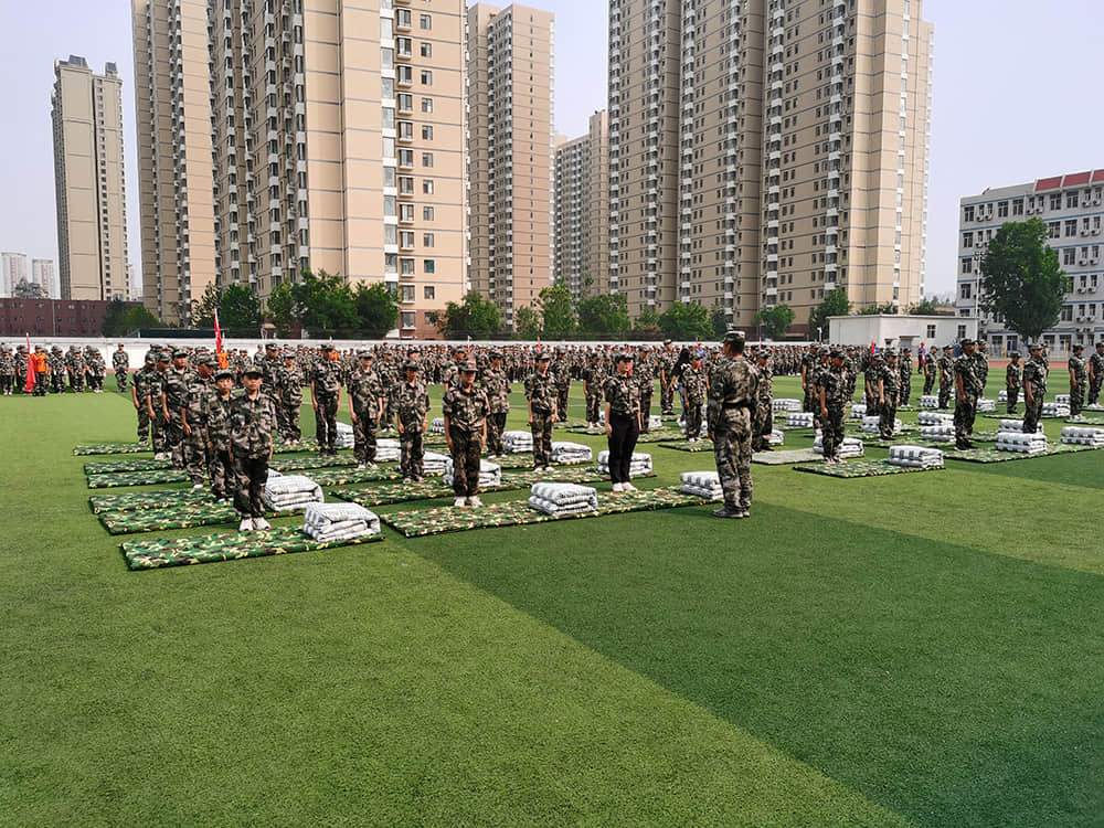 揮灑激情 百煉成鋼  2021-2022學(xué)年度第一學(xué)期國(guó)防教育軍事化訓(xùn)練結(jié)業(yè)儀式