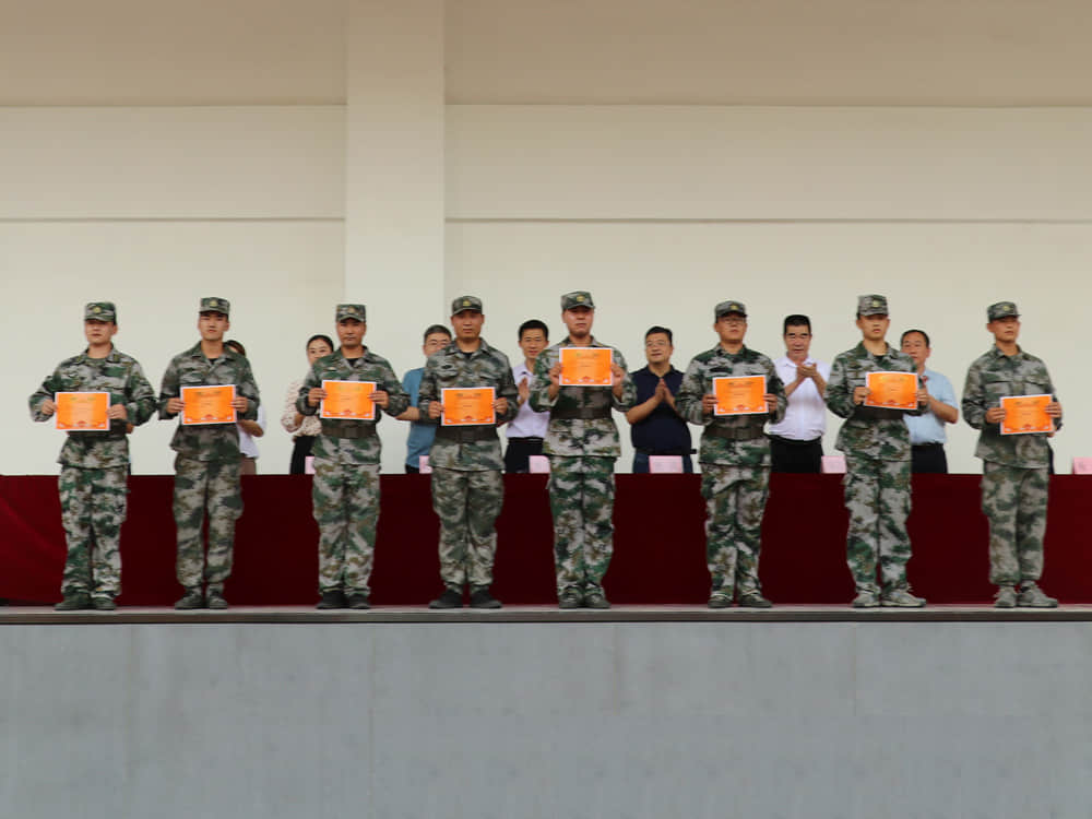揮灑激情 百煉成鋼  2021-2022學(xué)年度第一學(xué)期國(guó)防教育軍事化訓(xùn)練結(jié)業(yè)儀式