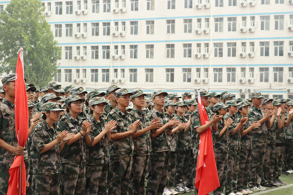 揮灑激情 百煉成鋼  2021-2022學(xué)年度第一學(xué)期國(guó)防教育軍事化訓(xùn)練結(jié)業(yè)儀式