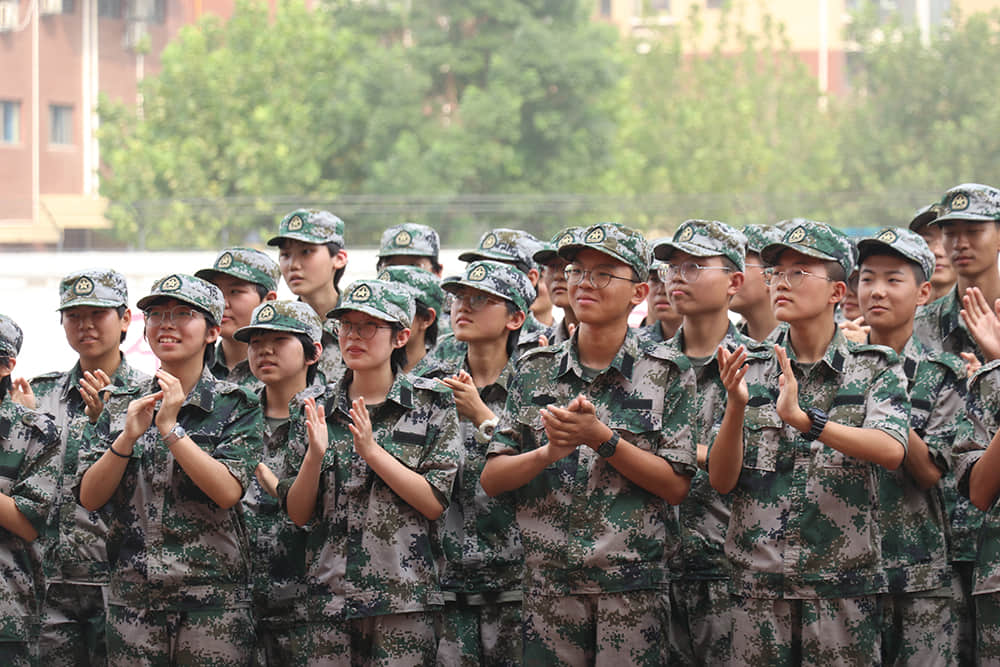 揮灑激情 百煉成鋼  2021-2022學(xué)年度第一學(xué)期國(guó)防教育軍事化訓(xùn)練結(jié)業(yè)儀式