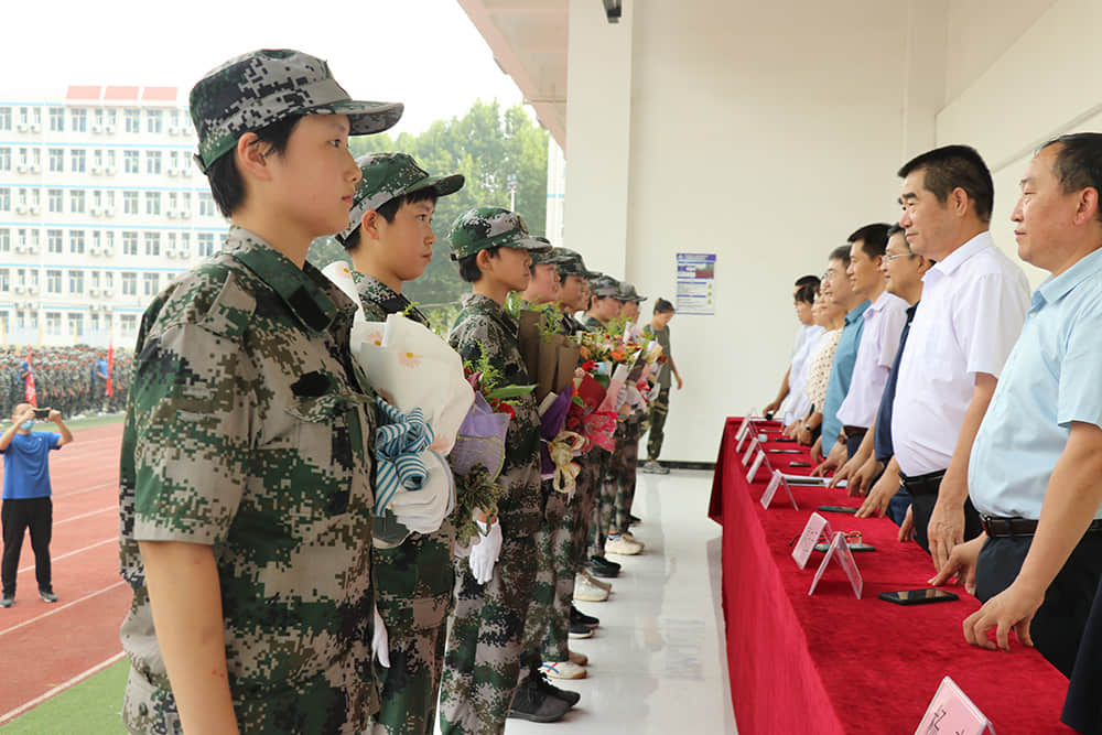 揮灑激情 百煉成鋼  2021-2022學(xué)年度第一學(xué)期國(guó)防教育軍事化訓(xùn)練結(jié)業(yè)儀式
