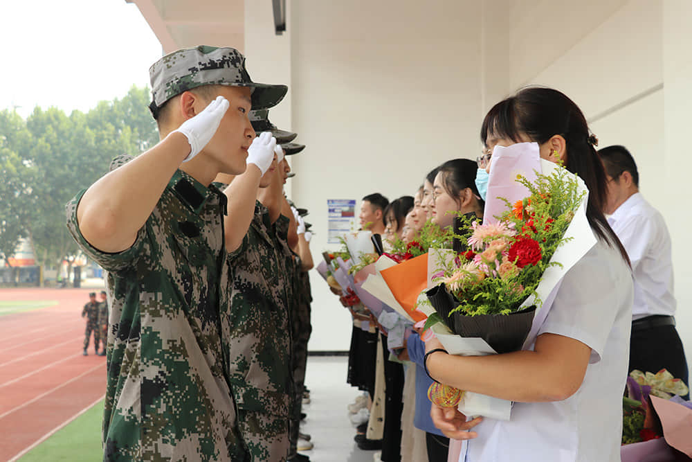 揮灑激情 百煉成鋼  2021-2022學(xué)年度第一學(xué)期國(guó)防教育軍事化訓(xùn)練結(jié)業(yè)儀式