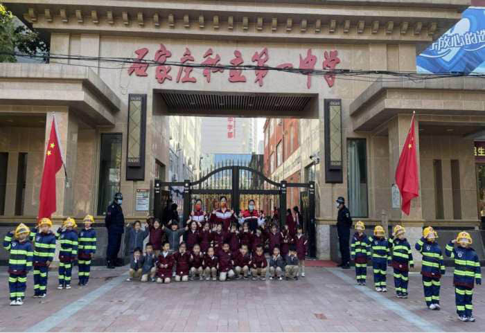 石家莊私立第一中學(xué)幼兒園“大手拉小手 幸福平安行”消防安全逃生親子演練活動圓滿成功！