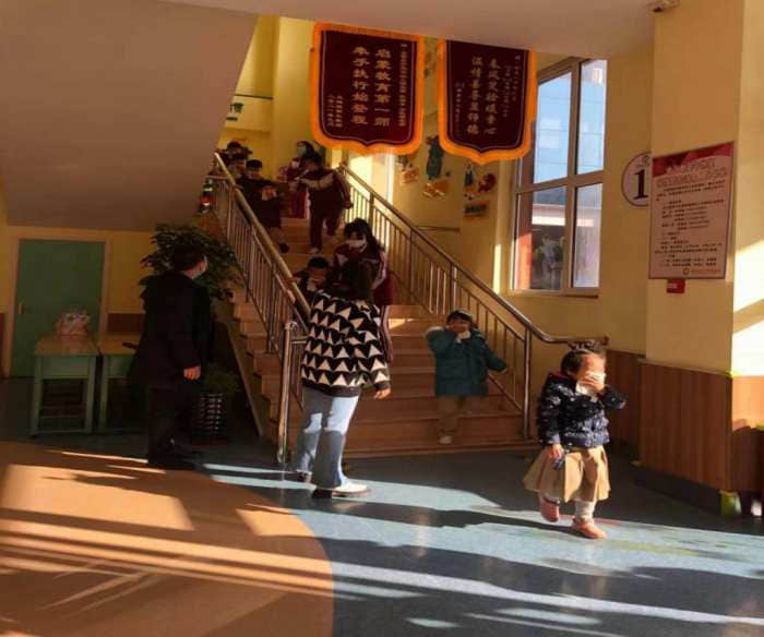 石家莊私立第一中學(xué)幼兒園“大手拉小手 幸福平安行”消防安全逃生親子演練活動圓滿成功！