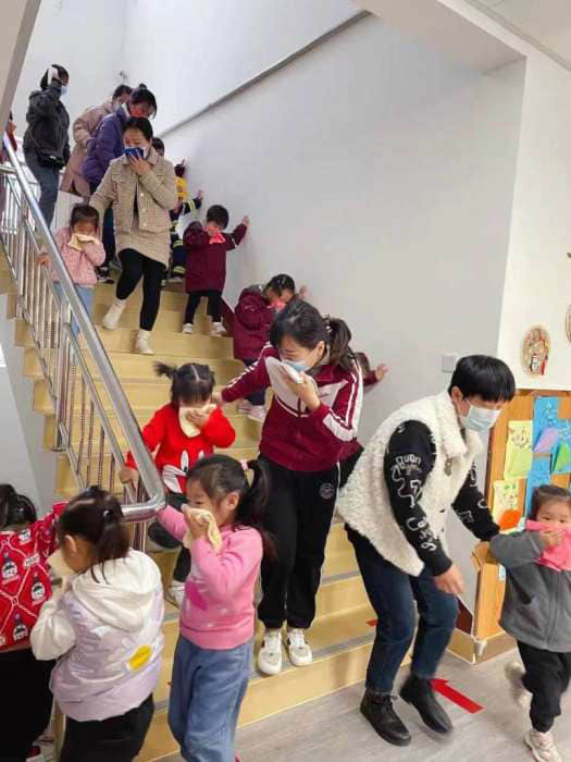 石家莊私立第一中學(xué)幼兒園“大手拉小手 幸福平安行”消防安全逃生親子演練活動圓滿成功！