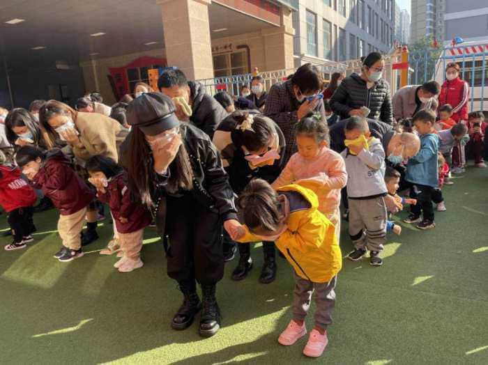 石家莊私立第一中學(xué)幼兒園“大手拉小手 幸福平安行”消防安全逃生親子演練活動圓滿成功！