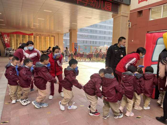 石家莊私立第一中學(xué)幼兒園“大手拉小手 幸福平安行”消防安全逃生親子演練活動圓滿成功！