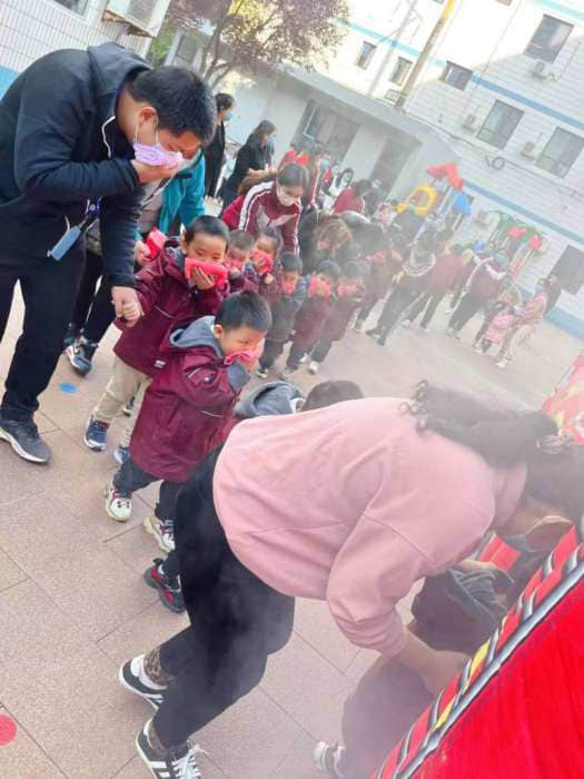 石家莊私立第一中學(xué)幼兒園“大手拉小手 幸福平安行”消防安全逃生親子演練活動圓滿成功！