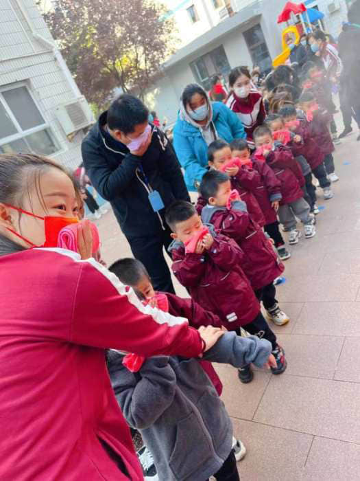 石家莊私立第一中學(xué)幼兒園“大手拉小手 幸福平安行”消防安全逃生親子演練活動圓滿成功！