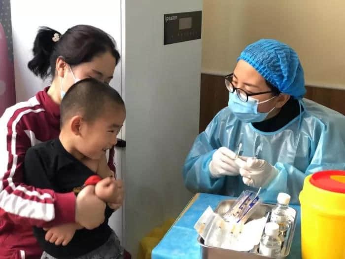 石家莊私立第一中學(xué)幼兒園 “大手拉小手，共筑疫情防護墻”新冠疫苗接種紀(jì)實