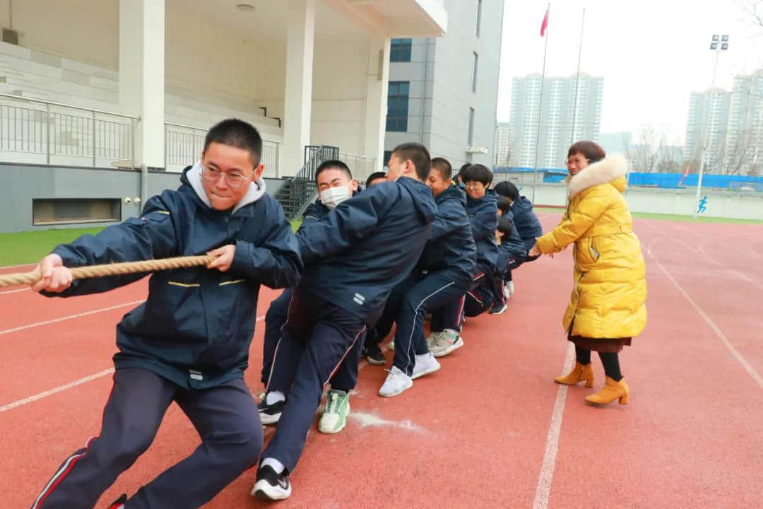 力拔青春 強(qiáng)我體魄丨私立一中舉行拔河比賽