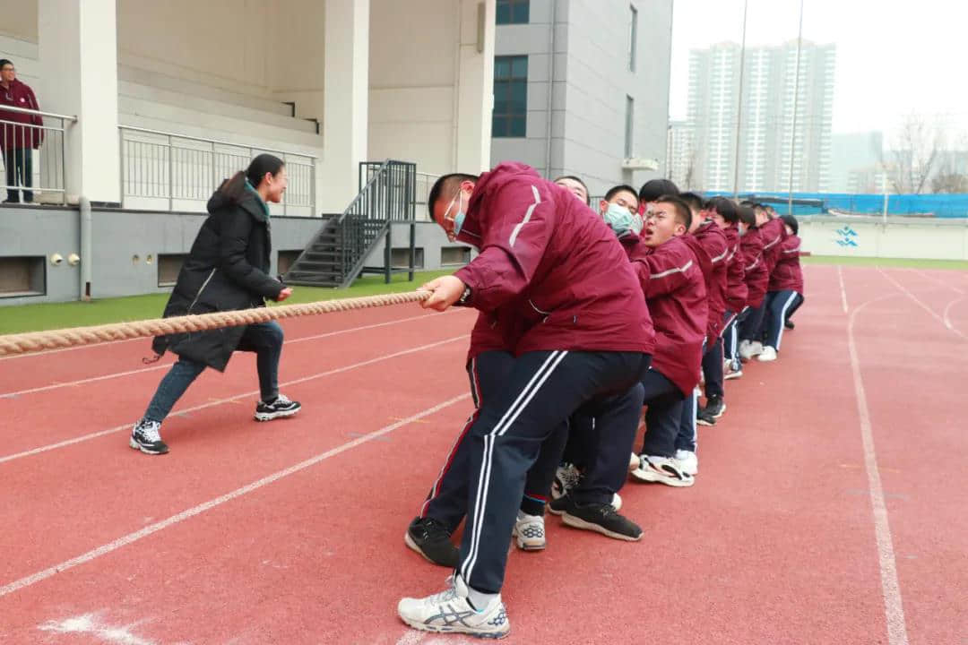 力拔青春 強(qiáng)我體魄丨私立一中舉行拔河比賽