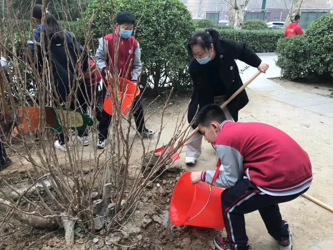 【五育并舉】播種綠色希望 收獲生命景色——植樹節(jié)勞動實(shí)踐溫馨開啟