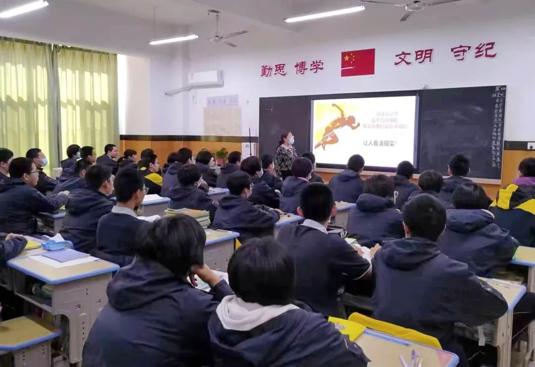 厲兵秣馬 賡續(xù)未來(lái)丨私立一中各年級(jí)召開(kāi)期末表彰大會(huì)暨成績(jī)分析會(huì)