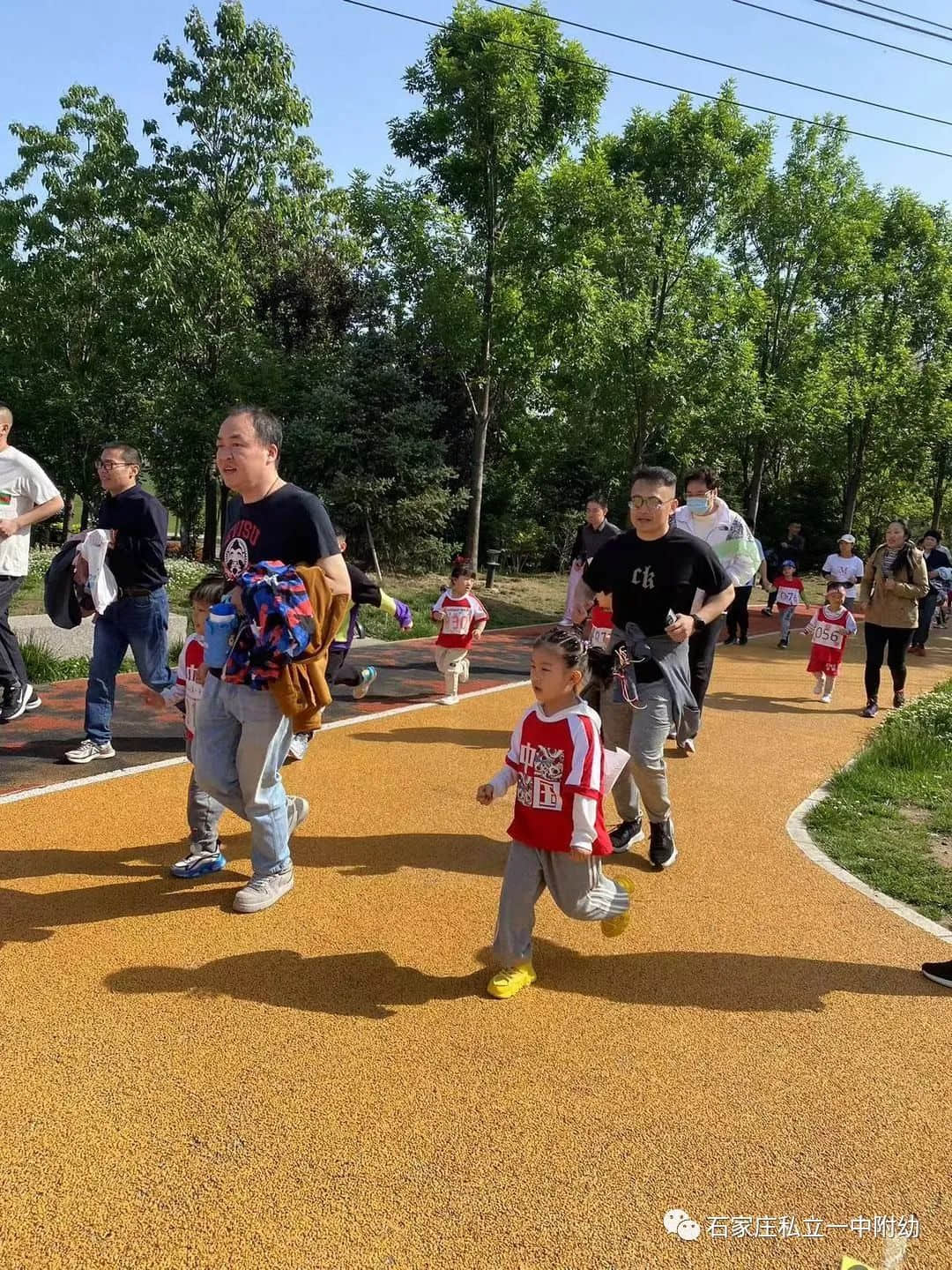 【親子運動會】石家莊市私立第一中學(xué)幼兒園首屆親子馬拉松——為愛奔跑，勇敢做自己