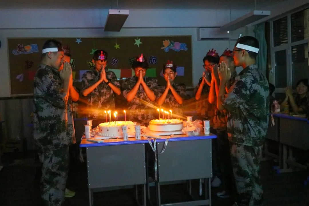 烈日灼灼磨意志 集體生日顯溫情丨當(dāng)生日遇到軍訓(xùn)