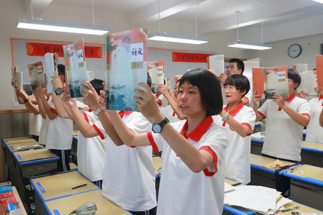 用激情迎接晨光 以書聲追逐夢想丨高一年級(jí)激情早讀震撼來襲！