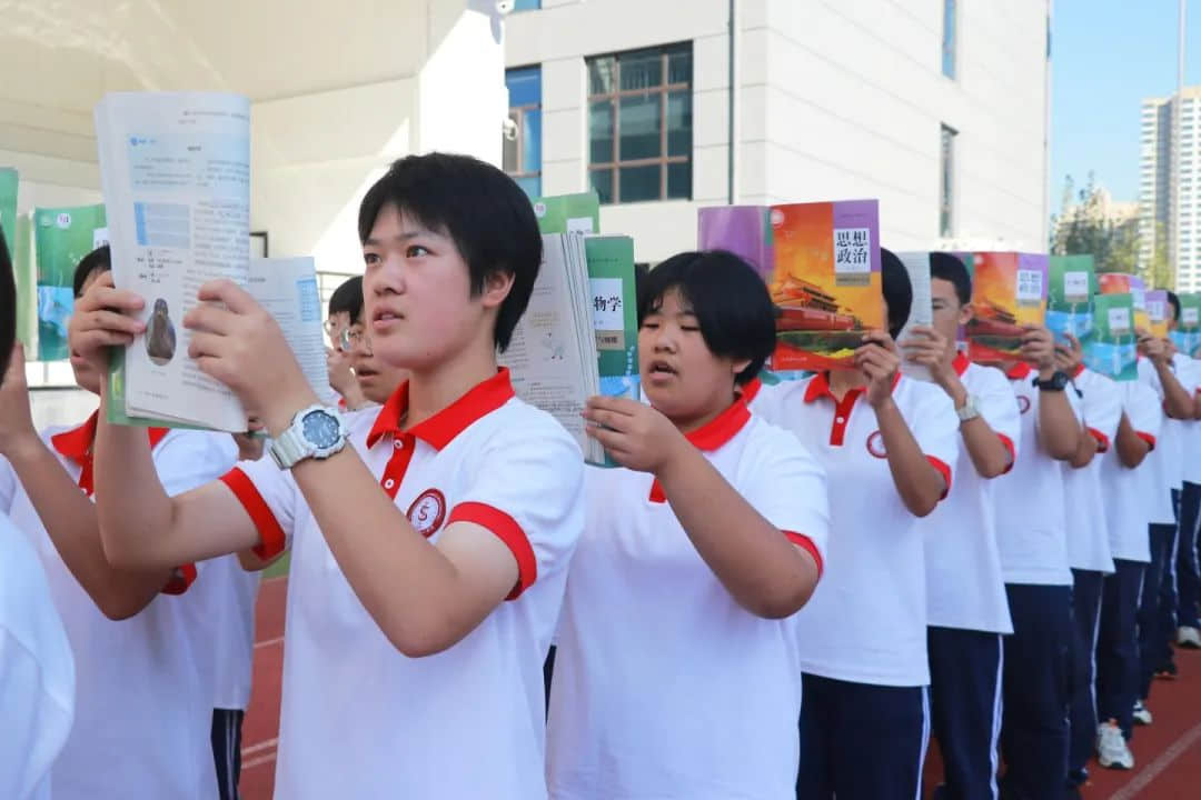 用激情迎接晨光 以書聲追逐夢想丨高一年級(jí)激情早讀震撼來襲！