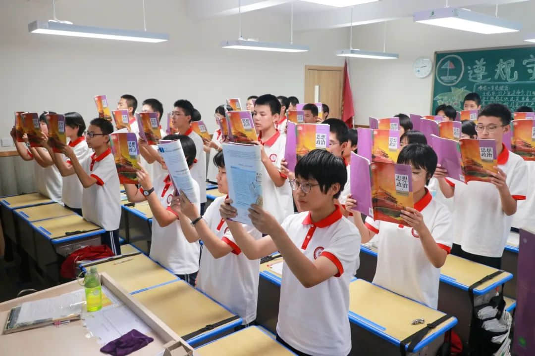 用激情迎接晨光 以書聲追逐夢想丨高一年級(jí)激情早讀震撼來襲！