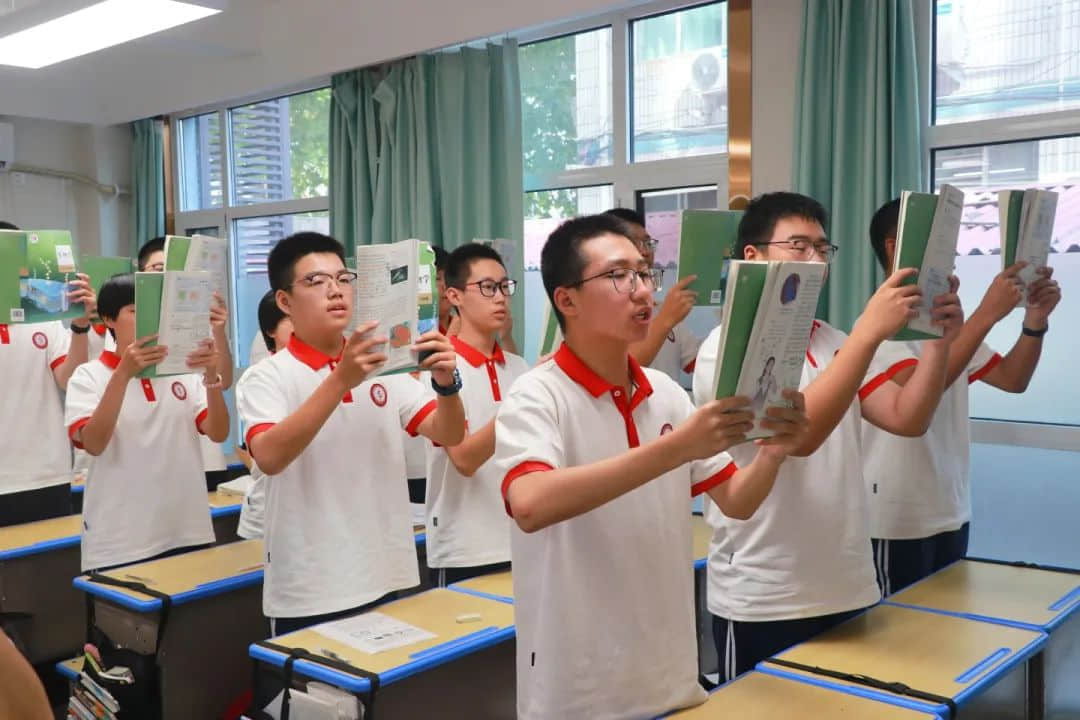用激情迎接晨光 以書聲追逐夢想丨高一年級(jí)激情早讀震撼來襲！