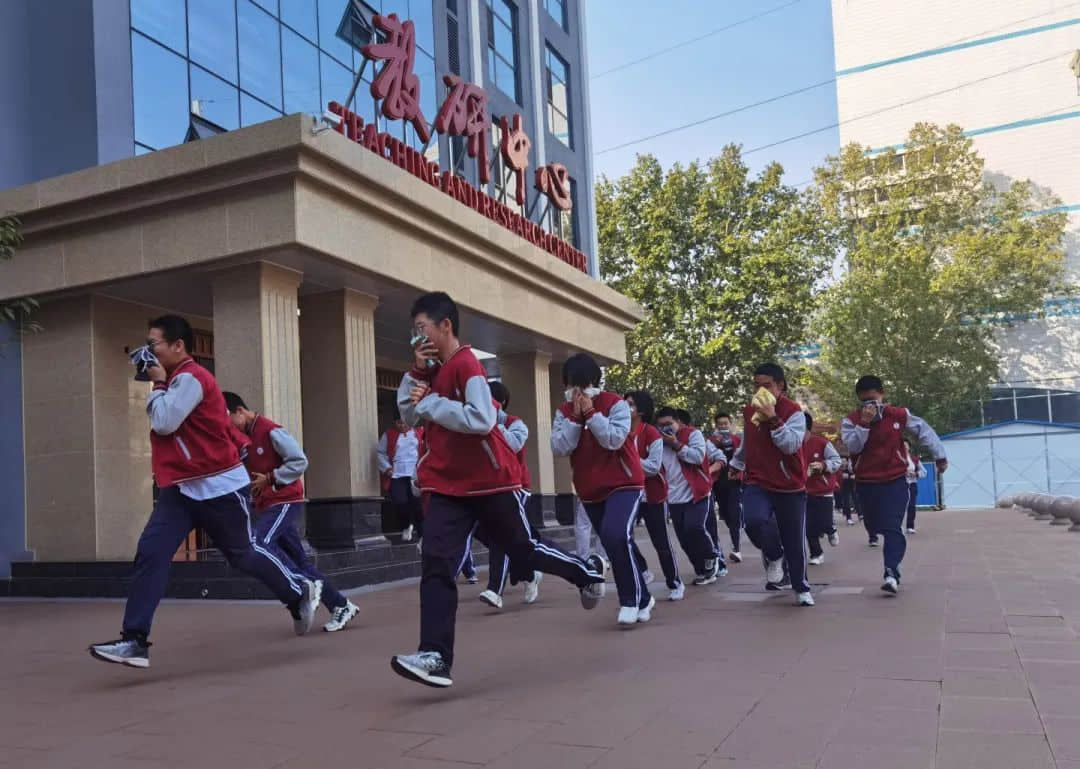 消防演練始于心 防患未然始于行丨私立一中消防安全應(yīng)急疏散演練