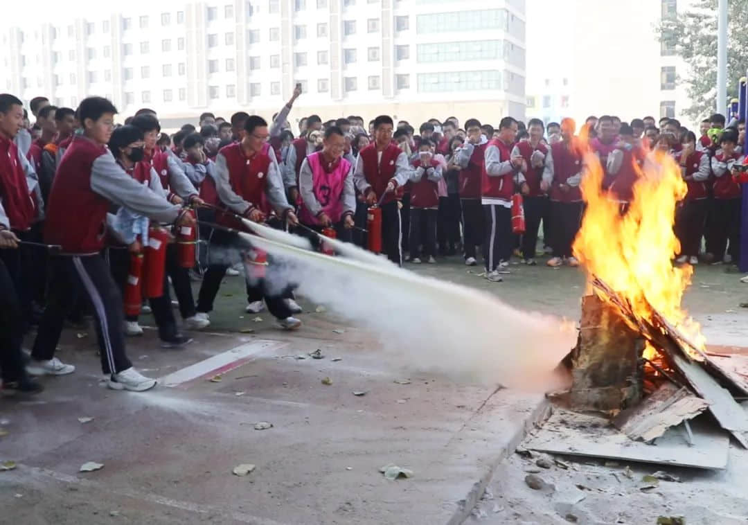 消防演練始于心 防患未然始于行丨私立一中消防安全應(yīng)急疏散演練