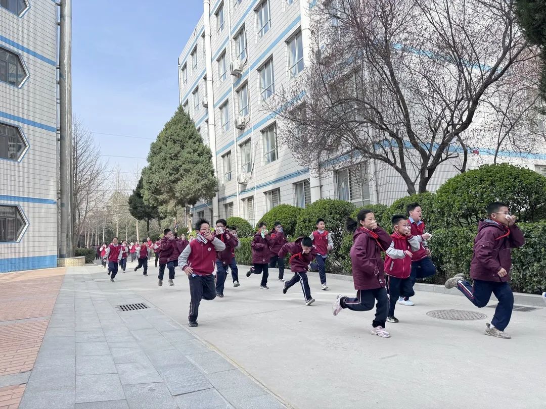 【立小?校園安全】以“演”筑防 以“防”護航｜校園安全應(yīng)急疏散演練